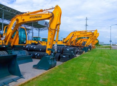 Kyiv, Ukrayna - 16 Haziran 2020: Hyundai Excavator ve logo 16 Haziran 2020 tarihinde Ukrayna 'nın Kyiv kentinde. 1985 yılında Kore Hyundai Heavy Industries Co. 'nun İnşaat Malzemeleri Bölümü kuruldu.