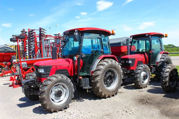 Цветные Красные Тракторы Сельское Хозяйство Сельскохозяйственная Концепция — стоковое фото
