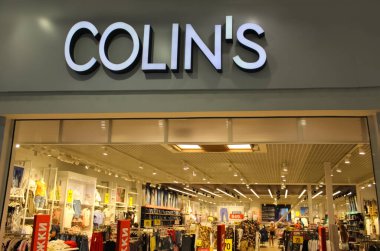 Kiyv, Ukrayna - 2 Ağustos 2020: Colin 'in Ukrayna' nın Kiyv kentindeki bir alışveriş merkezindeki mağazası