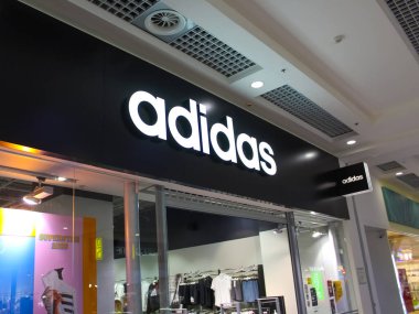 Kiyv, Ukrayna - 2 Ağustos 2020: Ukrayna 'nın Kiyv kentindeki Adidas mağazası. Adidas dünyanın en büyük ikinci spor giyim üreticisi..