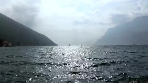 Άνθρωποι Κάνουν Windsurfing Στη Λίμνη Garda Στο Torbole Ιταλία — Αρχείο Βίντεο