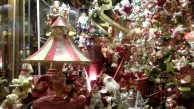 Budapeşte, Macaristan - 3 Ocak 2015: Macaristan 'ın Budapeşte kentindeki tatil mağazasının vitrininde birçok renkli Noel oyuncağı ve hediyelik eşya asılı