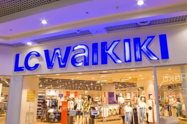 Kyiv, Ukrayna - 29 Temmuz 2020: LC Waikiki perakende mağazası aydınlatmalı logo. Türk giyim markası dünya çapında ticaret yapıyor. Alışveriş Merkezi Makedonya 'nın içinde pencere vitriniyle görünümü kaydet.