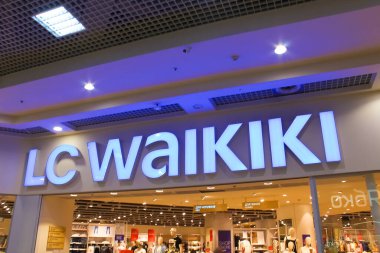 Kyiv, Ukrayna - 29 Temmuz 2020: LC Waikiki perakende mağazası aydınlatmalı logo. Türk giyim markası dünya çapında ticaret yapıyor. Alışveriş Merkezi Makedonya 'nın içinde pencere vitriniyle görünümü kaydet.