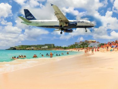 Philipsburg, Sint Maarten, Hollanda - 14 Mayıs 2016: Maho Körfezi 'ndeki plaj dünyanın önde gelen uçak saksı merkezlerinden biridir. Prenses Juliana Havaalanı 'na inen uçaklar plaja gidenlerin üzerinden uçar..