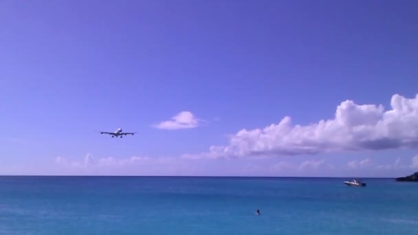 Philipsburg, Sint Maarten - 14 maj 2016: Stranden vid Maho Bay — Stockvideo