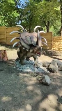 Kiyv, Ukrayna - 6 Ağustos 2020: Ukrayna 'nın Kiyv kentindeki Dinozor Parkı' nda dinozor