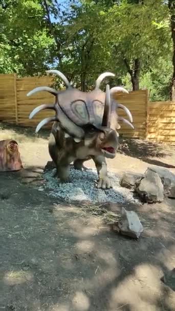 Kiyv, Ukraine - 6 août 2020 : Dinosaure dans le parc Dino à Kiyv, Ukraine le 6 août 2020 — Video