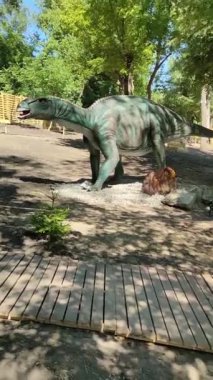 Yaz parkındaki oyuncak dinozor.