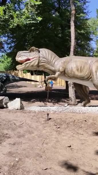 Kiyv, Ucrania - 6 de agosto de 2020: Dinosaurio en el Parque Dino en Kiyv, Ucrania, el 6 de agosto de 2020 — Vídeo de stock