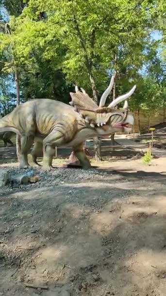 Hračka dinosaurus v letním parku — Stock video