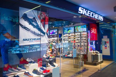 Kiyv, Ukrayna - 9 Ağustos 2020: Alışveriş merkezindeki dükkanda Skechers 'ın işareti. Skechers, CEO Robert Greenberg ve oğlu Michael tarafından 1992 yılında kurulan bir Amerikan ayakkabı şirketidir.