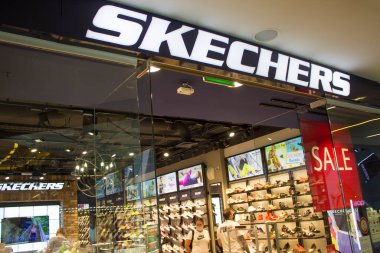 Kiyv, Ukrayna - 9 Ağustos 2020: Alışveriş merkezindeki dükkanda Skechers 'ın işareti. Skechers, CEO Robert Greenberg ve oğlu Michael tarafından 1992 yılında kurulan bir Amerikan ayakkabı şirketidir.