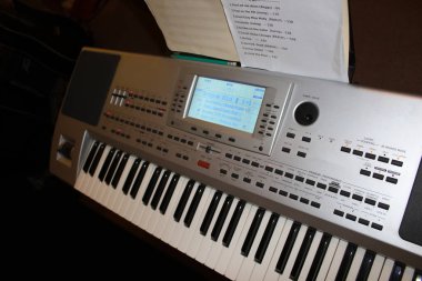 Yeni modern boru orgu klavye üst görünümü. Basit bir elektronik enstrüman. Müzik konseri arka planı