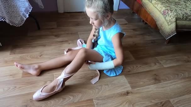 Joven Bailarina Tomando Zapatos Puntiagudos Casa Sueños Concepto Danza Ballet — Vídeo de stock