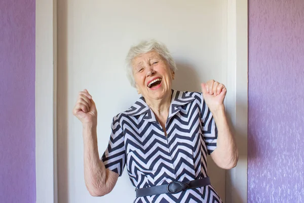 Retrato Uma Mulher Sênior Sorridente Alegre Sobre Fundo Casa — Fotografia de Stock