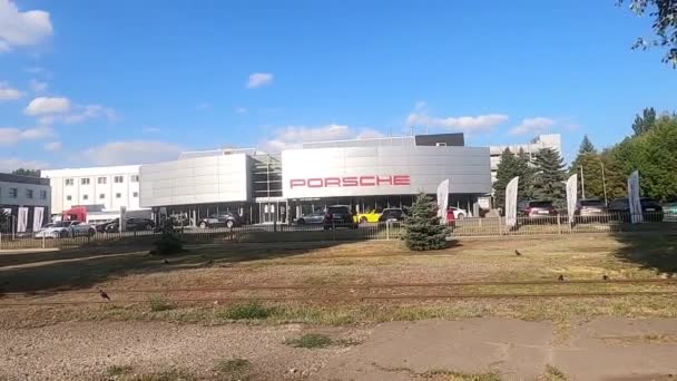 Kyiv Ukraina Juli 2020 Bilforretning Utenfor Porsche Porsche Automobile Holding – stockvideo