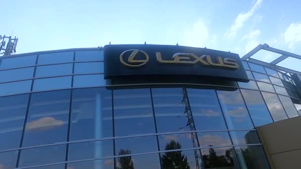 ウクライナのキエフ 2020年7月29日 2020年7月29日にウクライナのキエフでレクサス車の販売代理店 レクサス 日本の自動車メーカートヨタの高級部門 — ストック動画