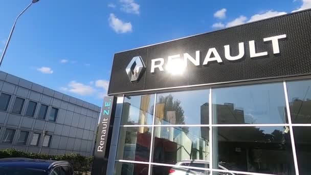 Киев Украина Июля 2020 Года Салон Renault Знаком Против Голубого — стоковое видео