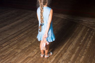 Küçük kız sahnede dans eden bir bale hayal ediyor. Çocukluk kavramı.