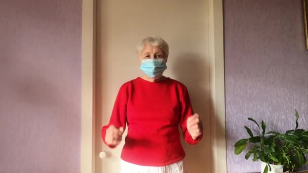 Mujer Mayor Sonriente Positiva Quita Máscara Médica Protectora Cara Aire — Vídeo de stock