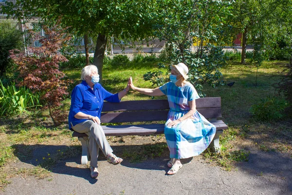 사회적으로 거리를 나이든 여성이 공원에 있습니다 Covid 그리고 세계적 — 스톡 사진