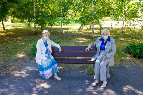 Les Femmes Âgées Tristes Dans Distance Sociale Assis Parc Concept — Photo