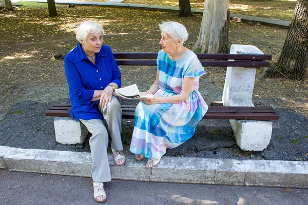 Les Deux Femmes Âgées Ensemble Dans Parc Été Avec Journal — Photo