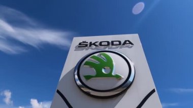 Kyiv, Ukrayna - 15 Ağustos 2020: Kyiv, Ukrayna 'da 15 Ağustos 2020 tarihinde SKODA mağazası. Skoda, Çek Cumhuriyeti merkezli bir otomobil üreticisi..