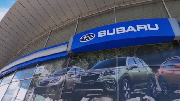 Kyjev Ukrajina Srpna 2020 Logo Značky Subaru Prodejce Automobilů Obchodě — Stock video