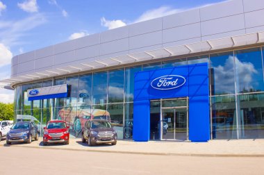 Kyiv, Ukrayna - 15 Ağustos 2020: Ford mağazası 15 Ağustos 2020 tarihinde Ukrayna 'nın Kyiv kentinde. Ford Motor Company, Henry Ford tarafından 1903 yılında kurulan çok uluslu bir otomobil üreticisi..