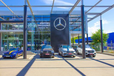 Kyiv, Ukrayna - 15 Ağustos 2020: Mercedes-Benz logo otomobil bayisi 15 Ağustos 2020 tarihinde Ukrayna 'nın Kyiv kentinde imza ve mağaza. Mercedes bir Alman otomobil üreticisi. 1926 'dan beri.