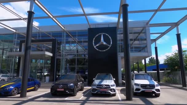 Kiev Oekraïne Augustus 2020 Mercedes Benz Logo Autodealer Ondertekenen Opslaan — Stockvideo