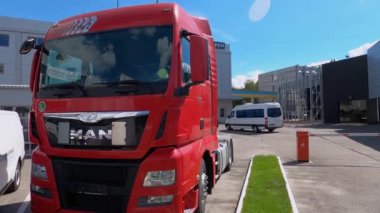 Kyiv, Ukrayna - 15 Ağustos 2020: Kyiv, Ukrayna 'daki MAN kamyon mağazası. AG, bir Alman makine mühendisliği şirketidir. MAN kamyon, otobüs, dizel motor ve turbo makine tedarik eder..