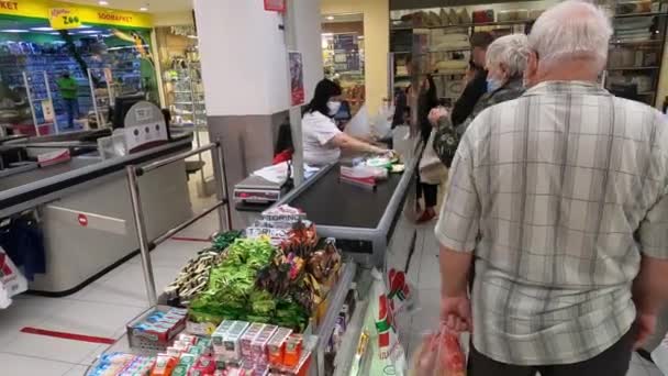 Kiev Ucraina Agosto 2020 Cassiere Personale Del Supermercato Maschera Protettiva — Video Stock