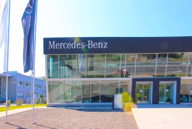 Kyiv, Ukrayna - 15 Ağustos 2020: Mercedes-Benz logo otomobil bayisi 15 Ağustos 2020 tarihinde Ukrayna 'nın Kyiv kentinde imza ve mağaza. Mercedes bir Alman otomobil üreticisi. 1926 'dan beri.