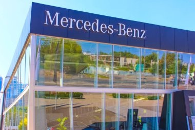 Kyiv, Ukrayna - 15 Ağustos 2020: Mercedes-Benz logo otomobil bayisi 15 Ağustos 2020 tarihinde Ukrayna 'nın Kyiv kentinde imza ve mağaza. Mercedes bir Alman otomobil üreticisi. 1926 'dan beri.