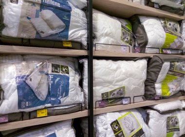 Kyiv, Ukrayna - 16 Ağustos 2020: Birçok battaniye Songer und Sohne 16 Ağustos 2020 tarihinde Ukrayna 'nın başkenti Kyiv' de sergilenmektedir.