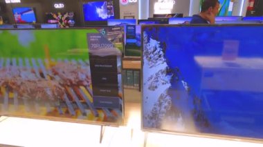 Kyiv, Ukrayna - 16 Ağustos 2020: Ukrayna 'nın başkenti Kyiv' de yeni televizyon Sumsung 'u 29 Temmuz 2020