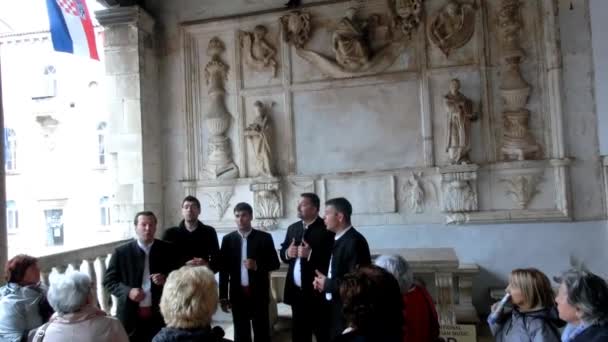 Split, Chorvatsko - 08. května 2014: Mužský sbor zpívá ve Starém Městě za oblačného letního dne — Stock video
