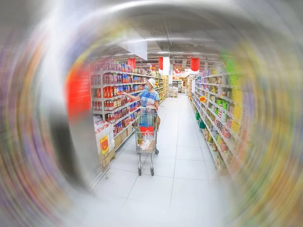 Imagem Uma Velha Idosa Mascarada Supermercado Conceito Covid Saúde Segurança — Fotografia de Stock