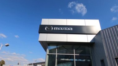 Kyiv, Ukrayna - 15 Ağustos 2020: Mazda logosunun perakendecisi, Mazda şu anda otomotiv üreten bir Japon markası.