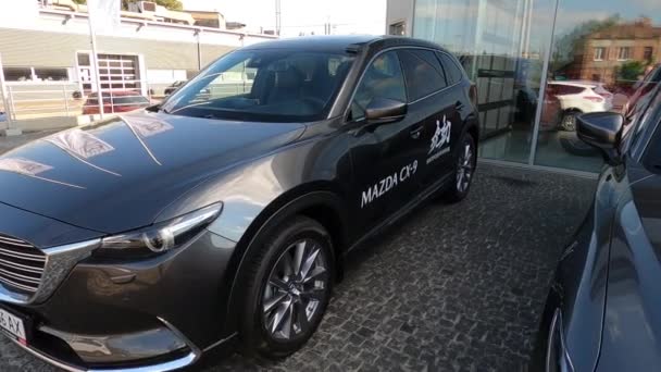 Kiev Ucrânia Agosto 2020 Mazda Carros Frente Loja Mazda Uma — Vídeo de Stock