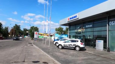 Kyiv, Ukrayna - 15 Ağustos 2020: 15 Ağustos 2020 tarihinde Ukrayna 'nın başkenti Kyiv' de Suzuki logosu. Suzuki Motor Corporation, merkezi Minami-ku, Hamamatsu, Japonya 'da bulunan çok uluslu bir Japon şirketidir..