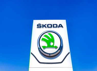 Kyiv, Ukrayna - 15 Ağustos 2020: Kyiv, Ukrayna 'da 15 Ağustos 2020 tarihinde SKODA mağazası. Skoda, Çek Cumhuriyeti merkezli bir otomobil üreticisi..