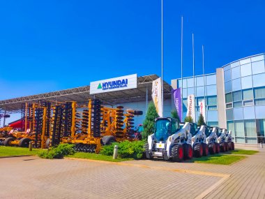 Kyiv, Ukrayna - 16 Haziran 2020: Traktör disk Harrow 16 Haziran 2020 tarihinde Ukrayna 'nın Kyiv şehrinde zemin hazırlamak için