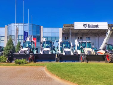 Kyiv, Ukrayna - 16 Haziran 2020: Bobcat ağır görev araç ve logosu 16 Haziran 2020 tarihinde Ukrayna 'nın Kyiv kentinde. Vaşak Şirketi, Amerikan merkezli bir tarım ve inşaat ekipmanı üreticisi.