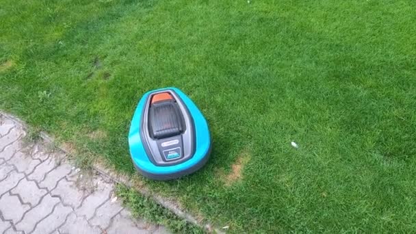 Kijów Ukraina Sierpnia 2020 Robot Kosiarka Gardena Trawie Widoku Bocznym — Wideo stockowe