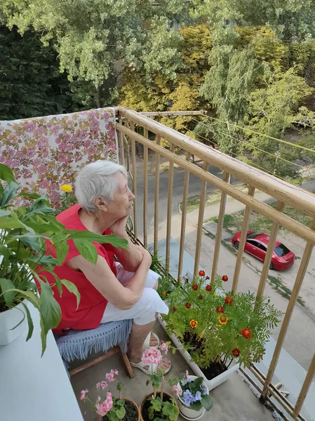 Ковид Здоровье Безопасность Пандемия Пожилая Одинокая Женщина Сидящая Дома Балконе — стоковое фото