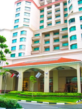 Singapur - 24 Aralık 2008: İsviçre Oteli 'nin gündüz görüntüsü. Yüksek kule ve panorama pencereli modern bina.